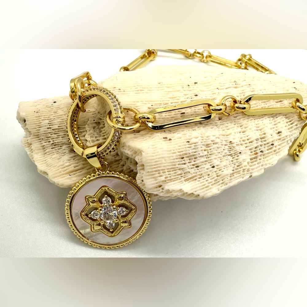 Elegant Goldfilled , White Pendant Necklace